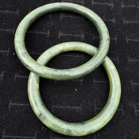Lot of 2 Vintage Jade Bangles - 56mm and 65mm - 74 grams - Picture 2 of 4